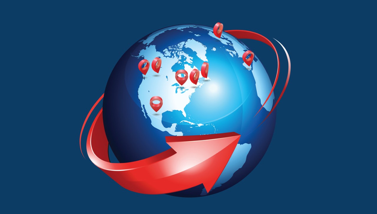 Une flèche rouge fait le tour du globe. Des punaises rouges indiquent des emplacements dans le monde, illustrant la portée de MoneyGram